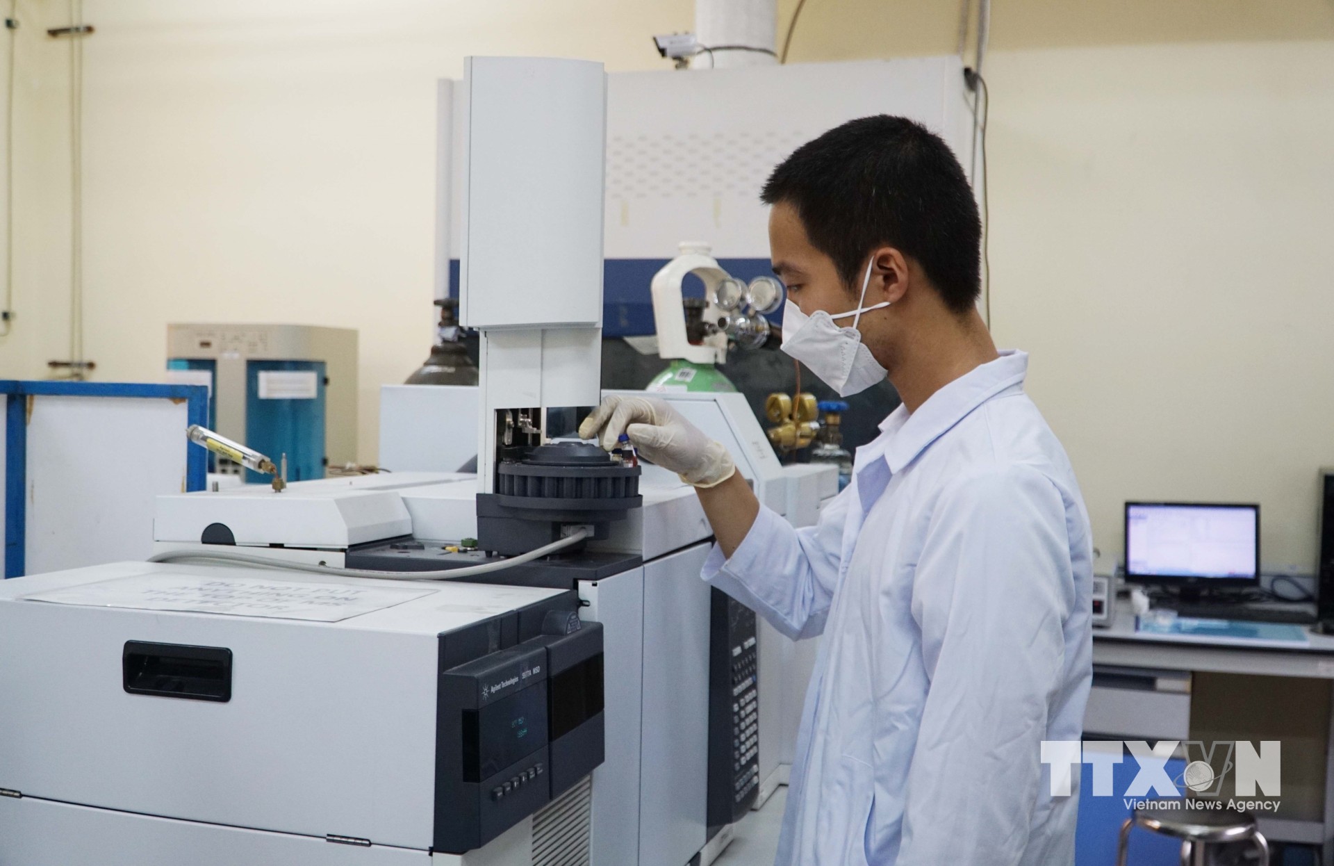 Hoạt động nghiên cứu khoa học tại Viện Công nghệ vật liệu tiên tiến Đại học Quốc gia Thành phố Hồ Chí Minh. (Ảnh: Thu Hoài/TTXVN)